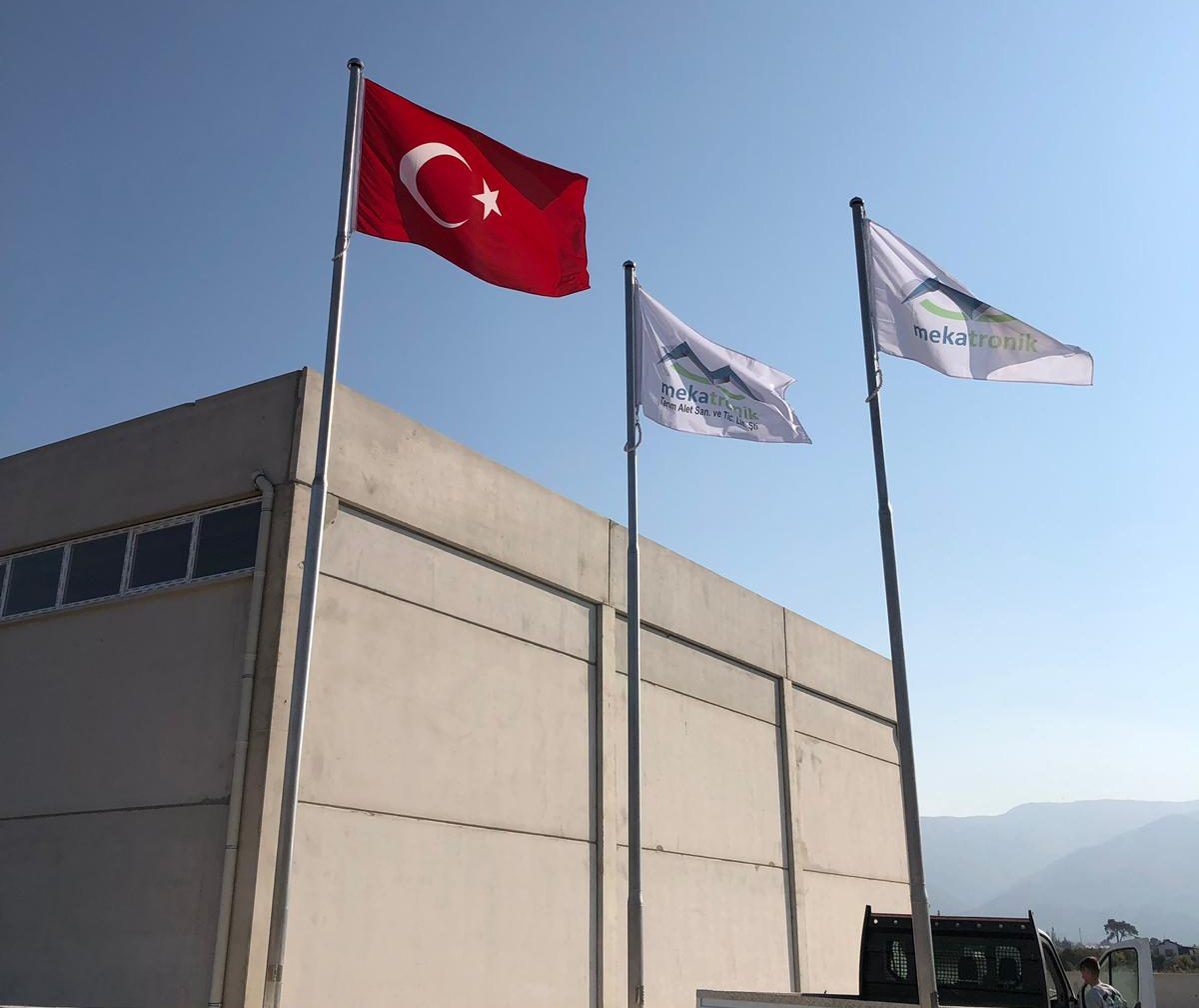 Mekatronik Makina üretim alanında montaj hâlindeki paslanmaz gövdeler